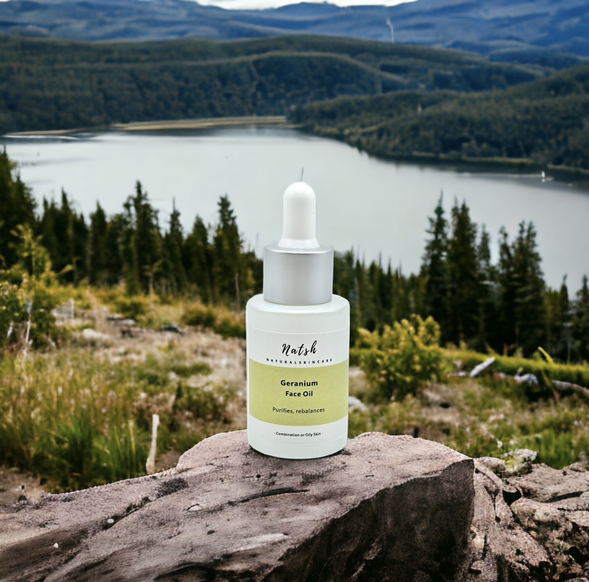 山茶花精華油<br/>Camellia Face Oil 1 <span style="color: #003300;"><strong>以油養膚必用保養品!</strong></span> <span style="font-size: 90%;">滋潤型,為皮膚築起強力保護屏障</span> <span style="font-size: 90%;">有效為皮膚鎖住水分 平衡油脂分泌</span> <span style="font-size: 90%;">乾性肌膚必備神器</span> <span style="font-size: 90%;">⊎ capacity: 30ml</span> <span style="font-size: 90%;">ö preservative-free / vegan / cruelty-free / oil/combined-skin type</span> Natshhk